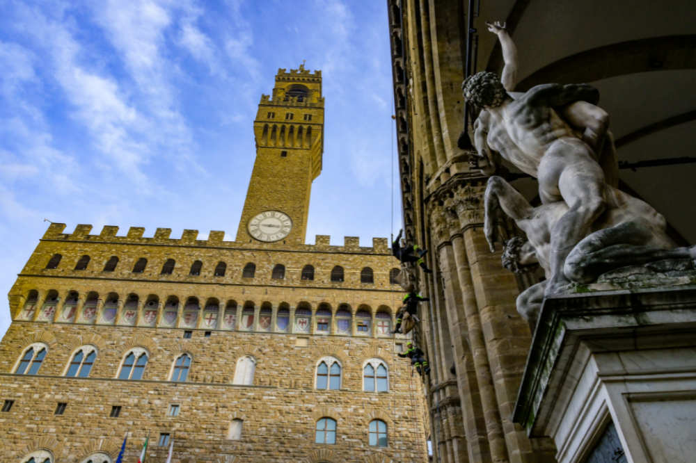 Cena di gala a Palazzo Vecchio, azzerato il canone per il Salone dei Cinquecento: il comitato Salviamo Firenze denuncia la speculazione sul turismo di lusso