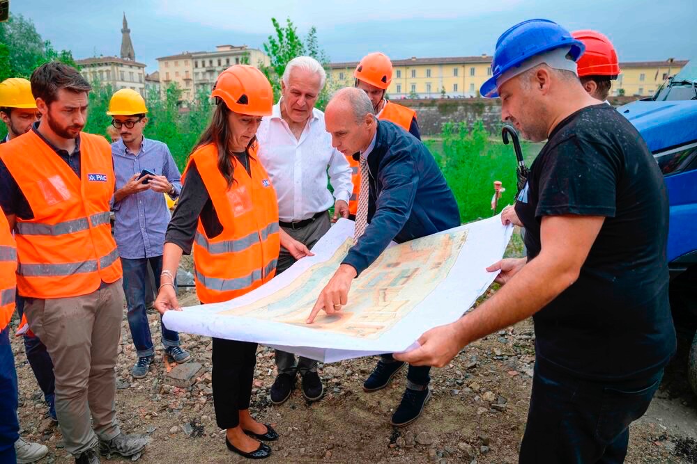I sommozzatori pronti a scendere nel tunnel sotto l’Arno