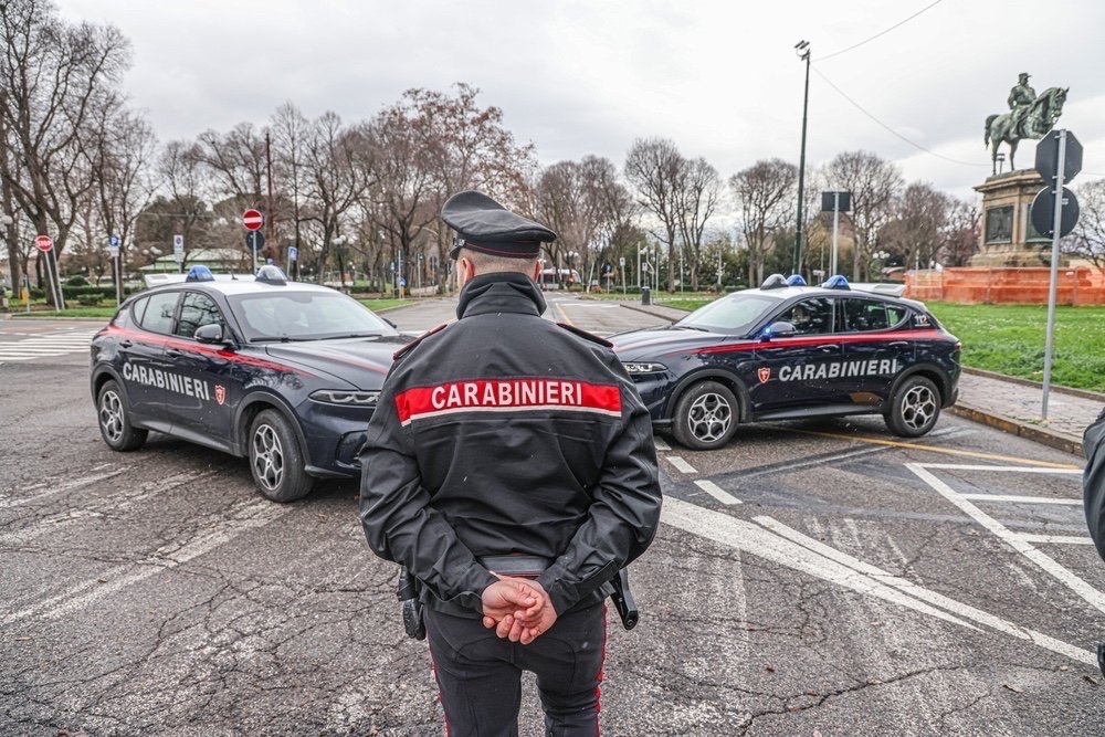 Le strappano di mano il telefono mentre cammina, un arresto a Firenze