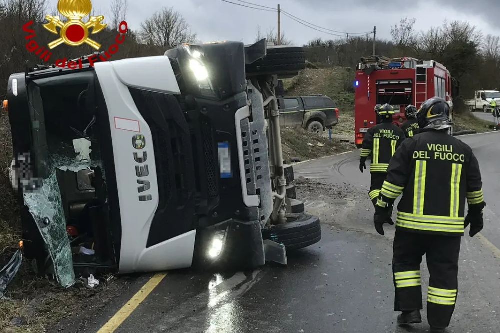 Barberino di Mugello, betoniera si ribalta dopo scontro tra mezzi pesanti