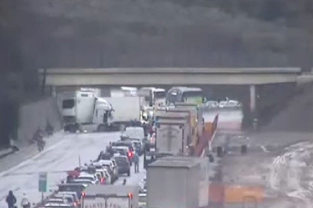 [AGGIORNATA] Camion di traverso sull'A1 nel Fiorentino, risolto l'incidente