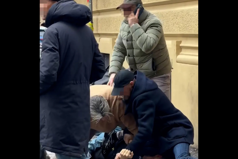 Passanti bloccano un ladro dopo il furto di gioielli a una donna a Firenze
