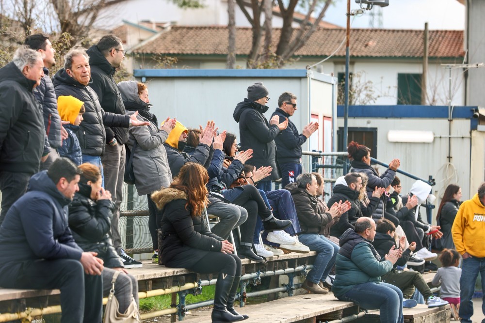 Calcio, a Firenze rissa sugli spalti prima della “partita applaudita”