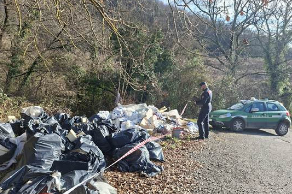 Rifiuti edili pericolosi gettati in Val di Pesa, 3 denunciati