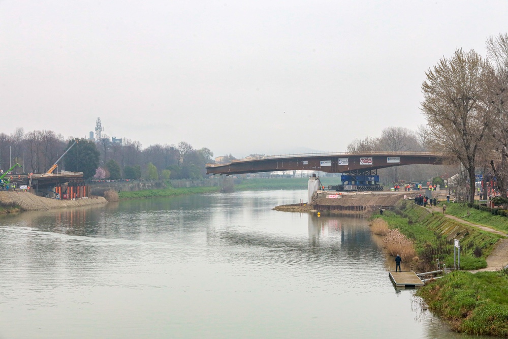 [FOTO - GALLERY] La posa del nuovo ponte sull’Arno