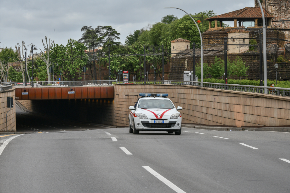 Nel sottopasso di viale Strozzi diversi pannelli sono staccati