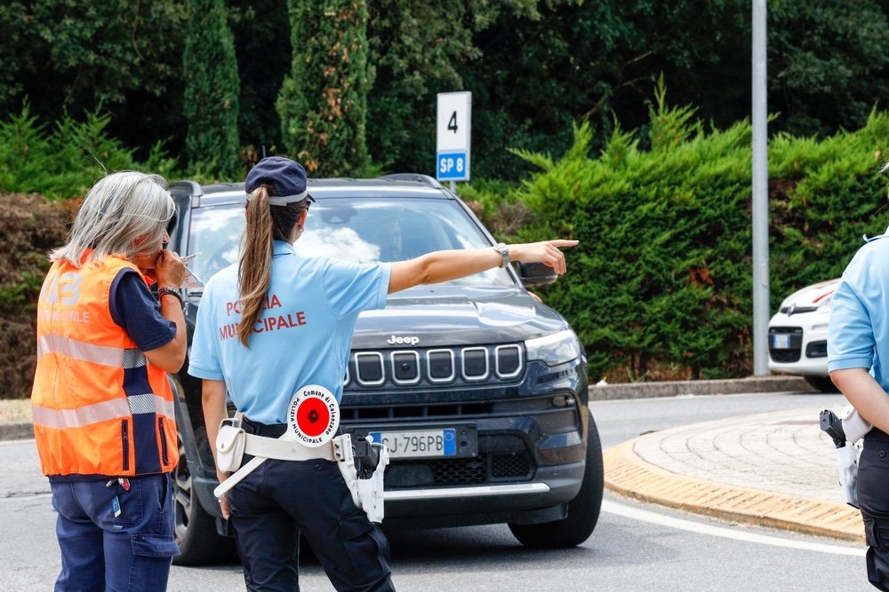 Controlli a Prato, 100 veicoli controllati e una patente ritirata