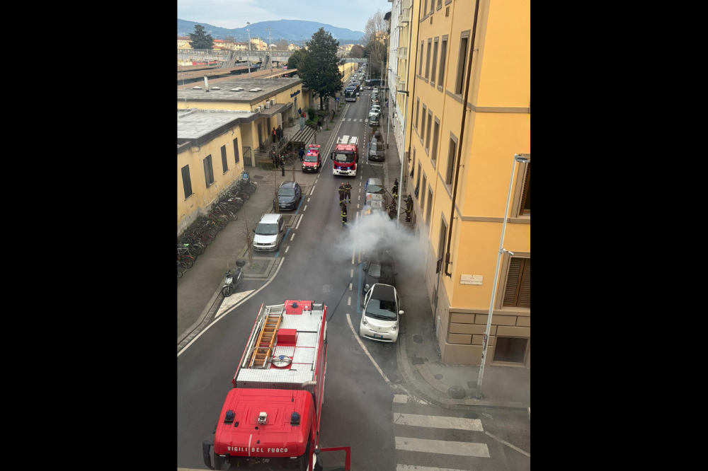 Cassonetto in fiamme davanti alla stazione di Campo di Marte: paura tra i residenti
