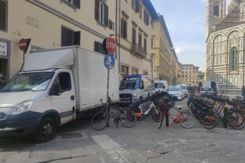 Il centro storico congestionato dai mezzi per il rifornimento dei locali