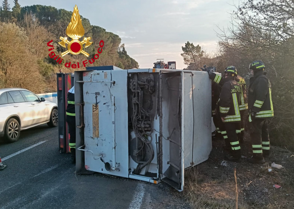 Spazzatrice si ribalta sulla Firenze-Siena: conducente ferito