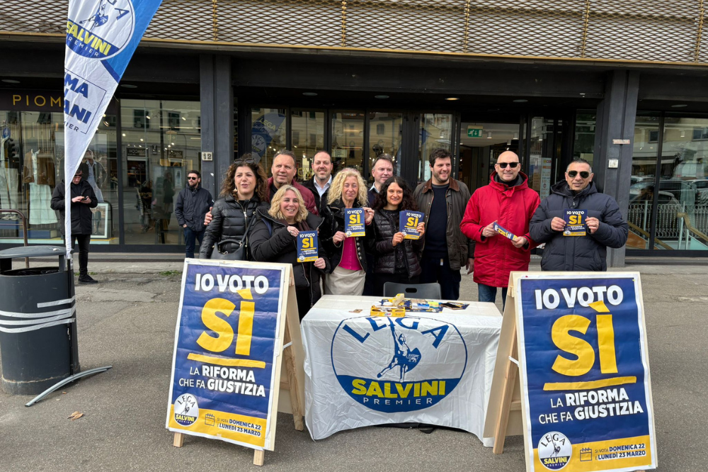 La Lega organizza a Firenze un banchino in vista del referendum: 'Tanti si sono avvicinati'