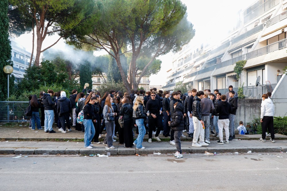 La relazione tra studentessa e professore: così è scoppiato il caso