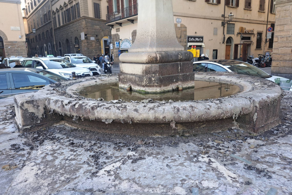 La fontana di Piazza Santa Croce: storia, restauro e degrado nella piazza più iconica di Firenze