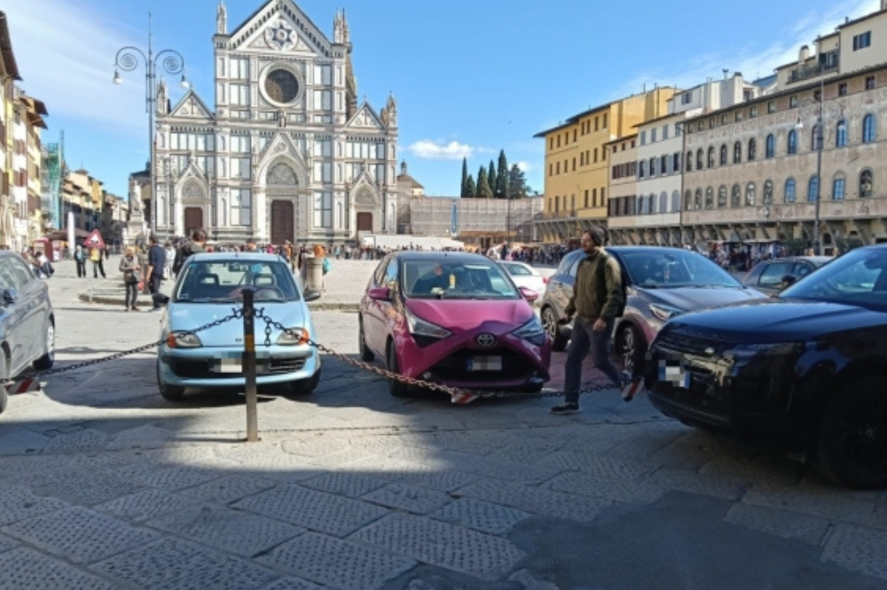 Parcheggi in centro, tensione per i residenti