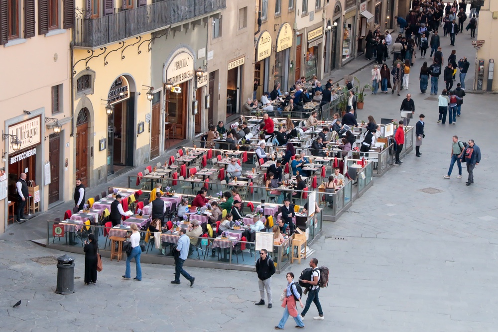 In alcune strade del centro storico in arrivo la stretta sulle attività di somministrazione di cibo e bevande