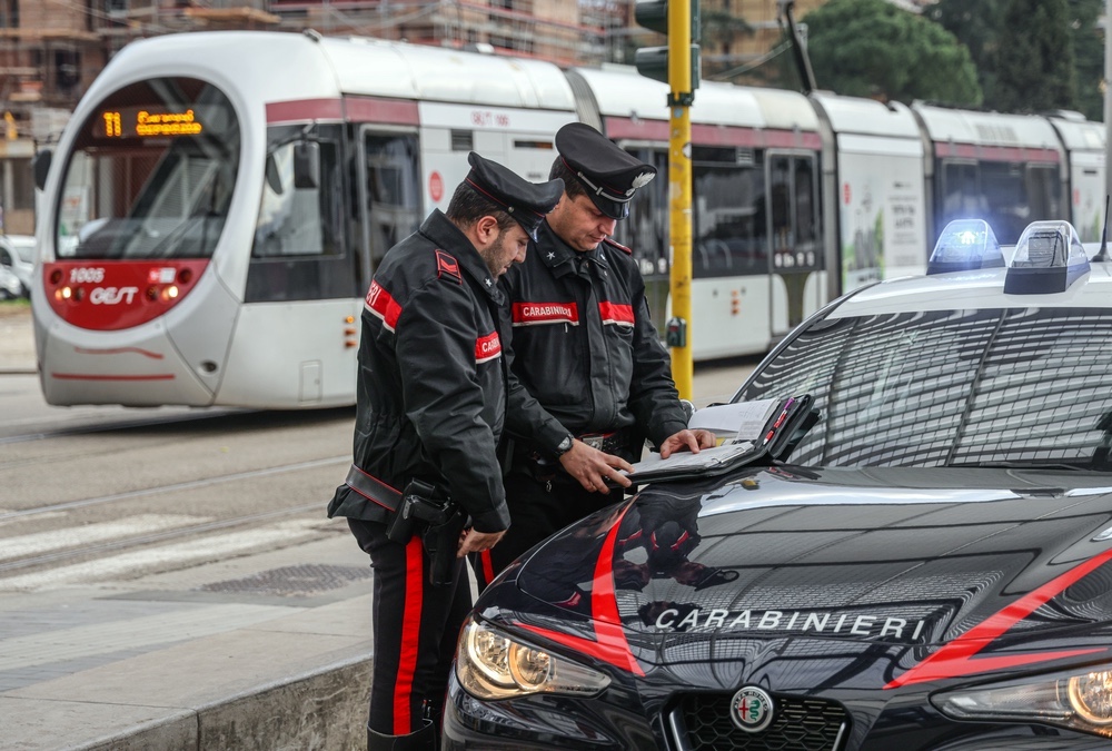 Tenta di rubare la borsa ad una donna, aggredito dai passanti