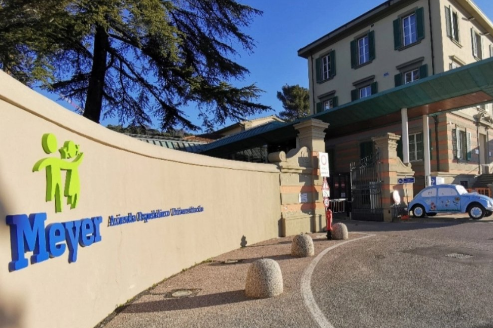 Firenze, al Meyer donato un piano operatorio in carbonio di ultima generazione per la chirurgia spinale pediatrica