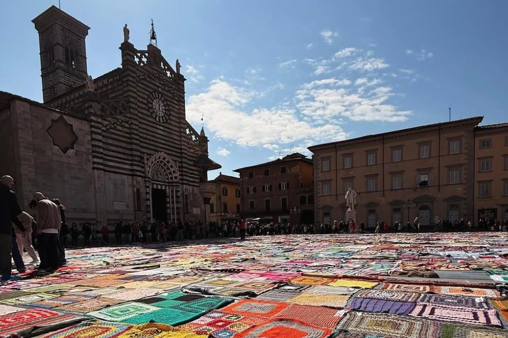 Prato, una maxi coperta in piazza Duomo per dire no alla violenza sulle donne