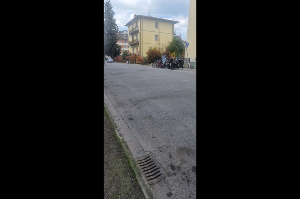 Isolotto, Via Cecioni: parcheggi senza strisce e multe facili. La protesta dei residenti