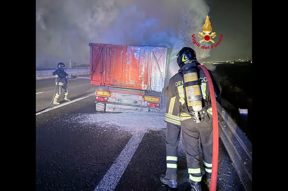 A1, in fiamme container con 450 quintali di ferro dopo lo scoppio della gomma