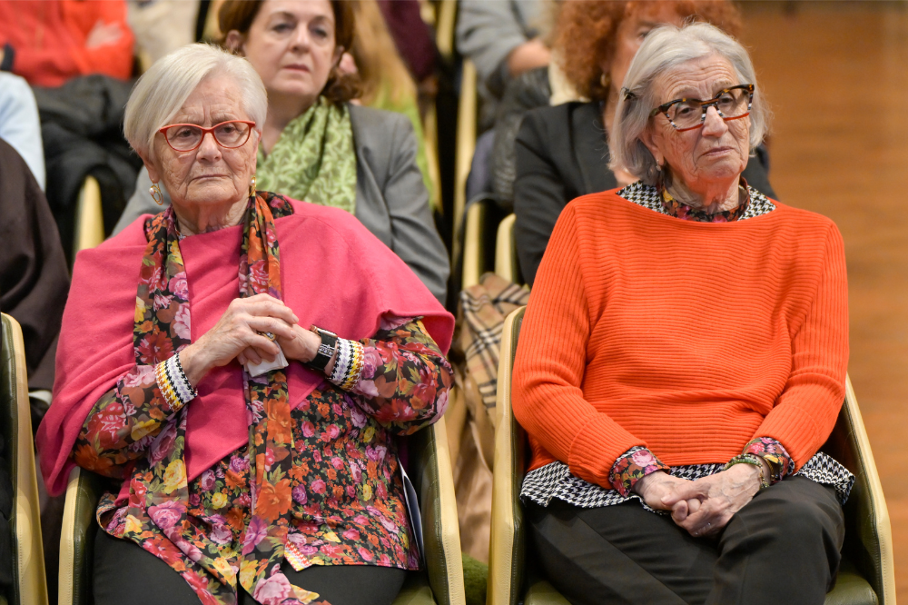 Le sorelle Tatiana e Andra Bucci in visita a Birkenau assieme agli studenti toscani