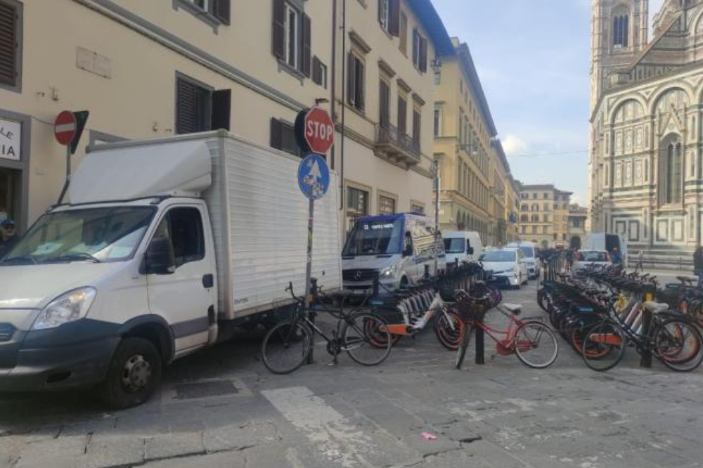 Sensori intelligenti e app per carico e scarico merci in centro di Firenze