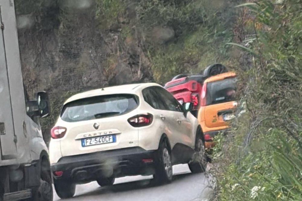Via Bolognese, auto si ribalta in direzione verso Firenze
