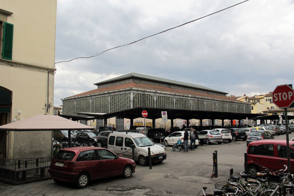 Cerca di lasciare il ristorante senza pagare, giovane si getta dalla terrazza