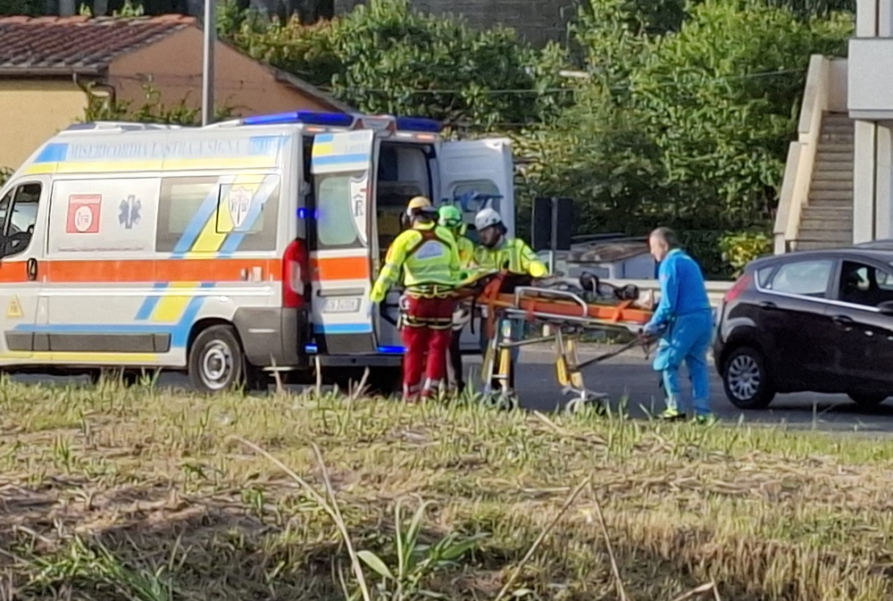 Vicchio: uomo si ribalta con mezzo agricolo, trasportato in ospedale