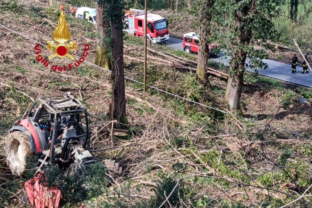 Si ribalta mentre lavora con il trattore: ferito un 48enne