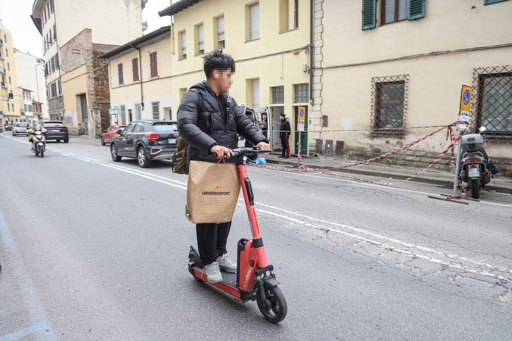 A Firenze rimossi 80 monopattini in sharing nel primo giorno di stop