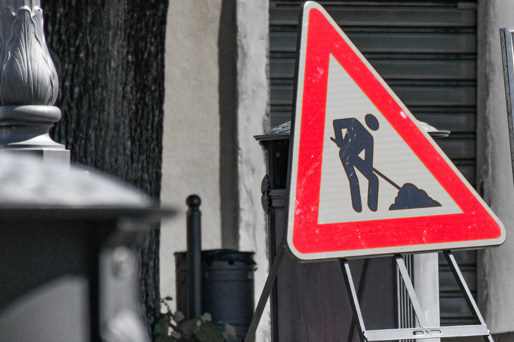 Disagi per alcune transenne in via Cavour 