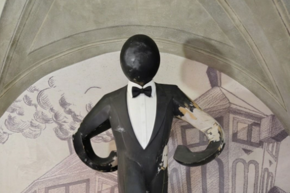 Clet annuncia la 'resurrezione' della sua statua sul ponte: critiche da Noi moderati