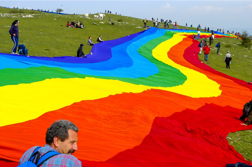 Torna la grande bandiera della pace sulla Calvana 