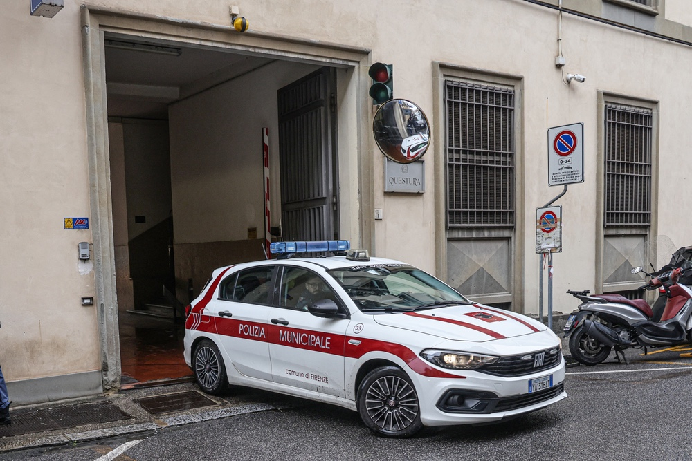 Impatto fra bus e cipresso in viale Michelangelo, nessun ferito