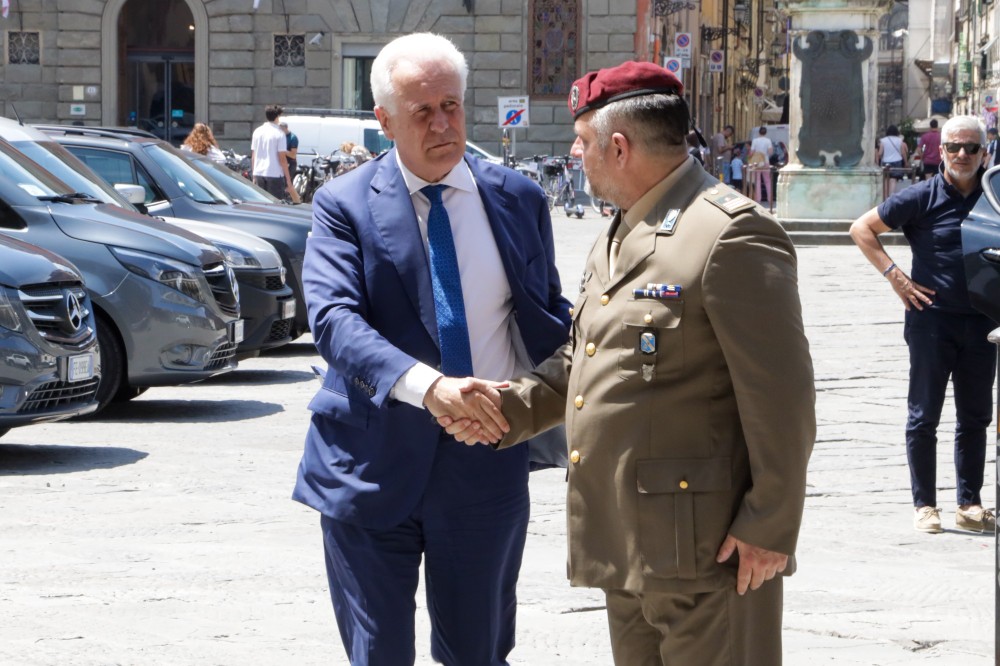 Firenze, polemica sulla strada dedicata a padre Giuliani: “Errore cancellare la dicitura Medaglia d’Oro”