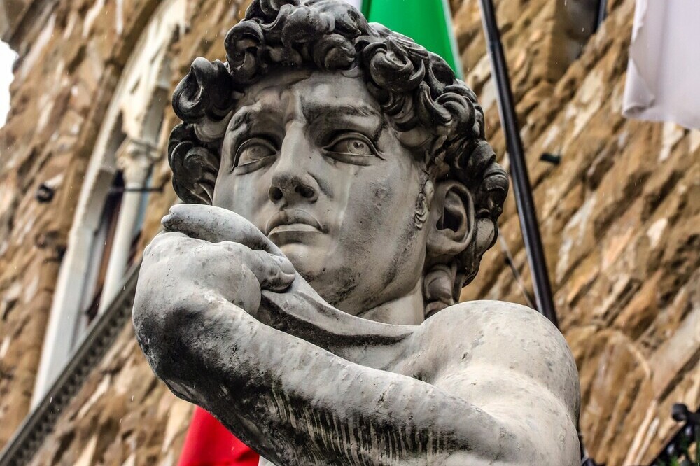 Il David tra ironia, polemiche e tutela: scontro politico sull’uso dell’immagine simbolo di Firenze