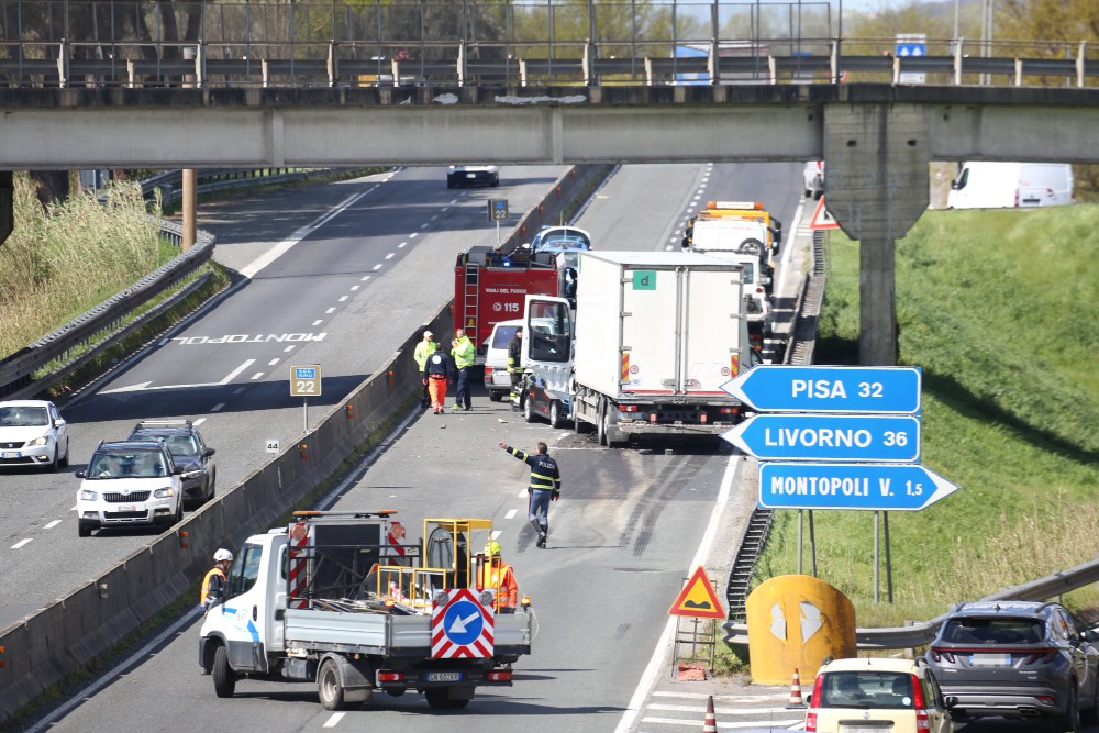 Incidente sulla Fi-Pi-Li, traffico in tilt verso il mare