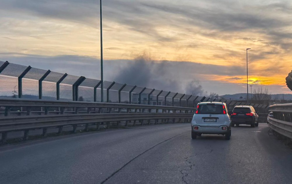 Furgone in fiamme nella notte a Campi Bisenzio