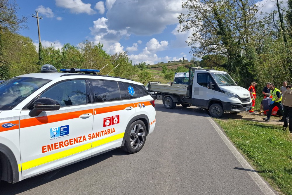 Auto si ribalta nella notte a Campi Bisenzio: ferito un uomo
