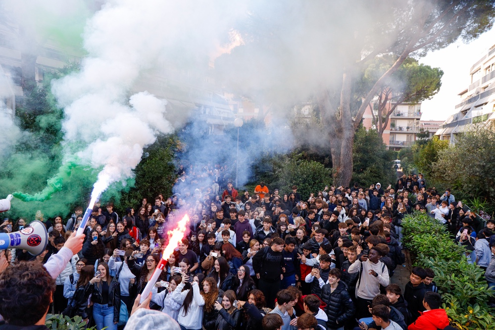 Partecipa al presidio sindacale, studentessa segnalata ai servizi sociali
