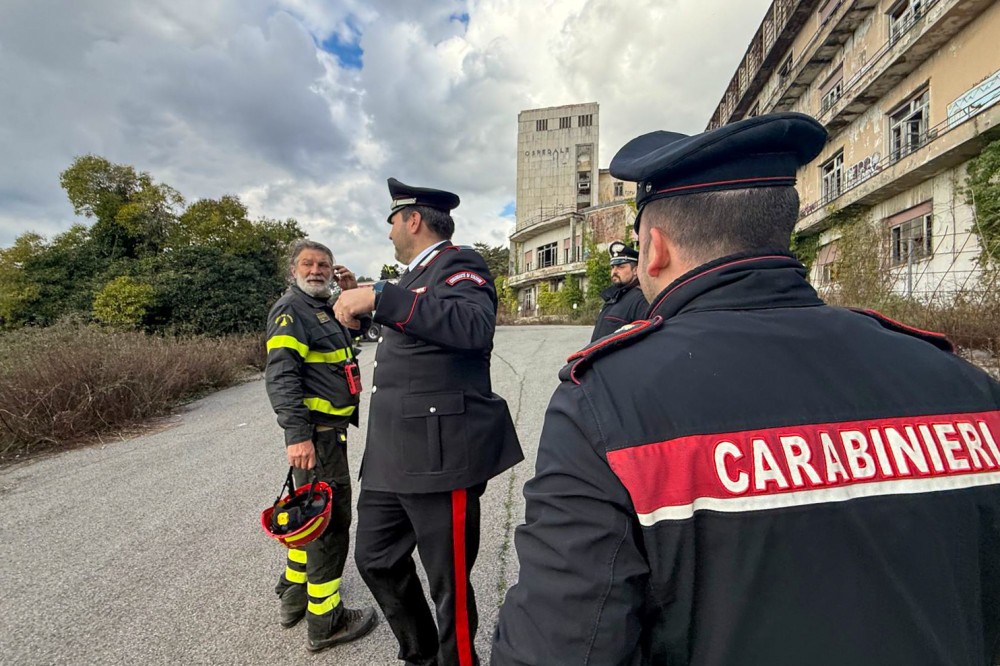 Incendio in una pelletteria a Sesto, edificio dichiarato inagibile