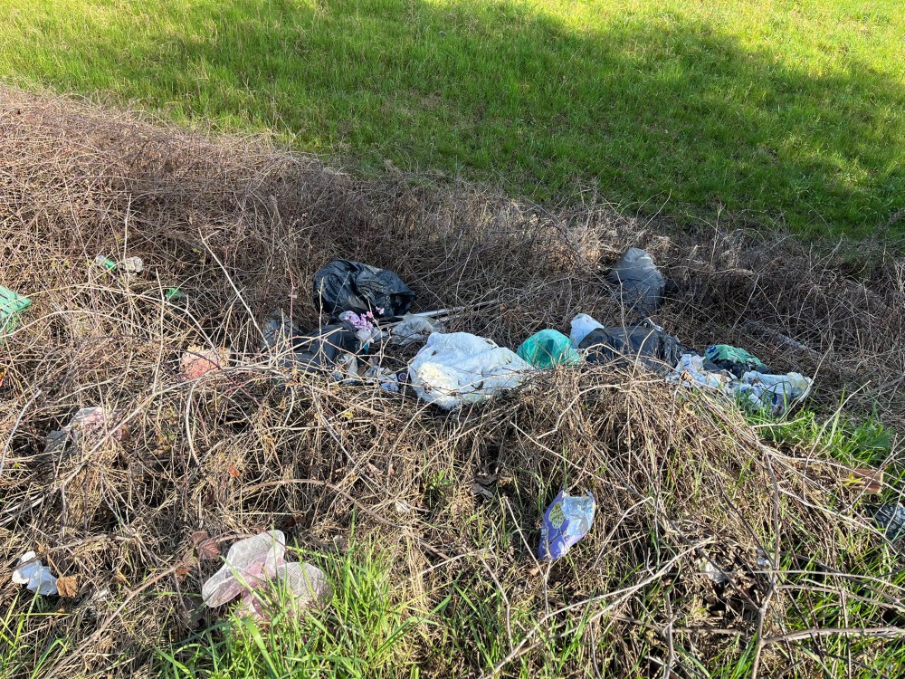 Scandicci, Divano abbandonato davanti al cimitero: proteste per il degrado
