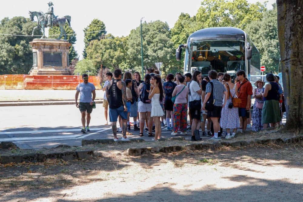 Viale Amendola, caos pullman abusivi tra hotel e fermate: residenti in protesta