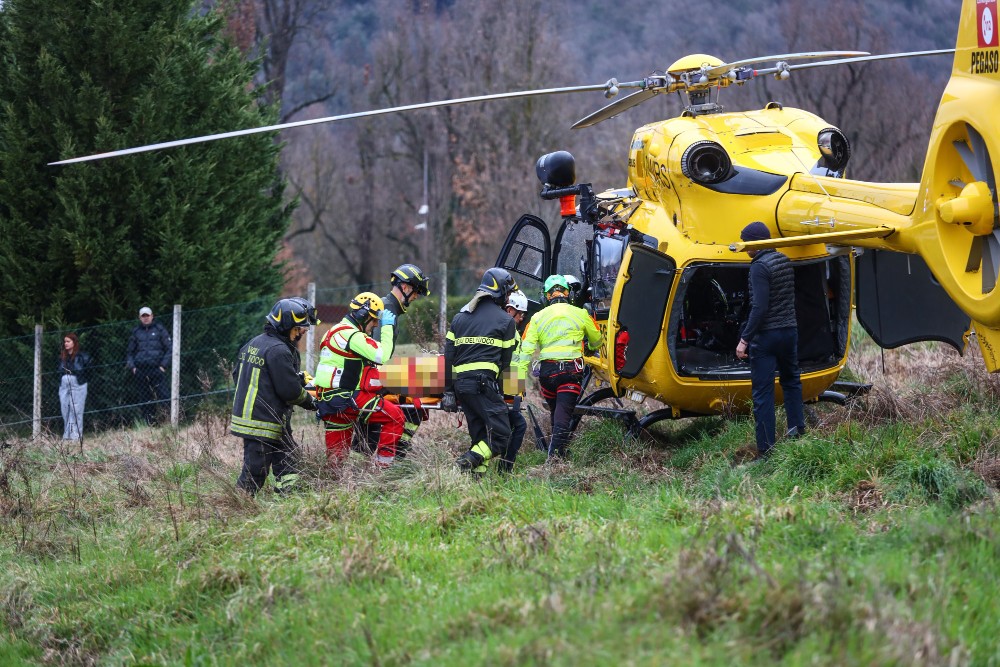 Cade da scooter e finisce in un torrente dopo un volo di 10 metri: giovane in gravi condizioni