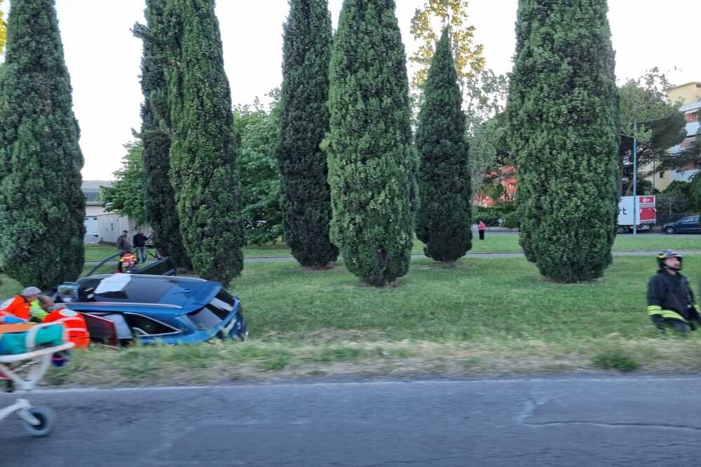 Campi Bisenzio, auto esce di strada e finisce in un fosso