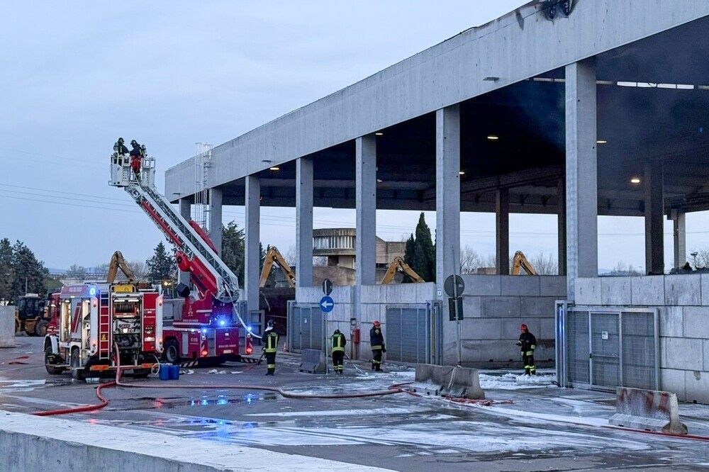 Incendio in via Pietrapiana a Firenze: intervento dei vigili del fuoco nella notte