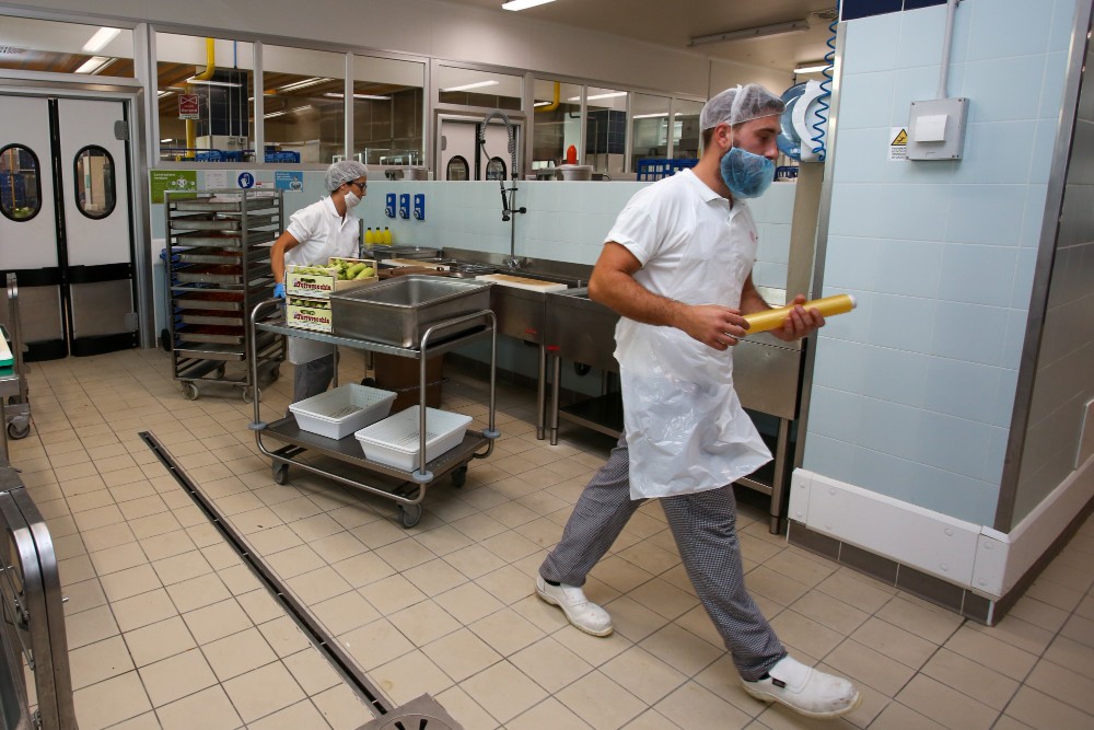 Mense scolastiche: la gara va avanti fino al 2028, l'internalizzazione svanisce
