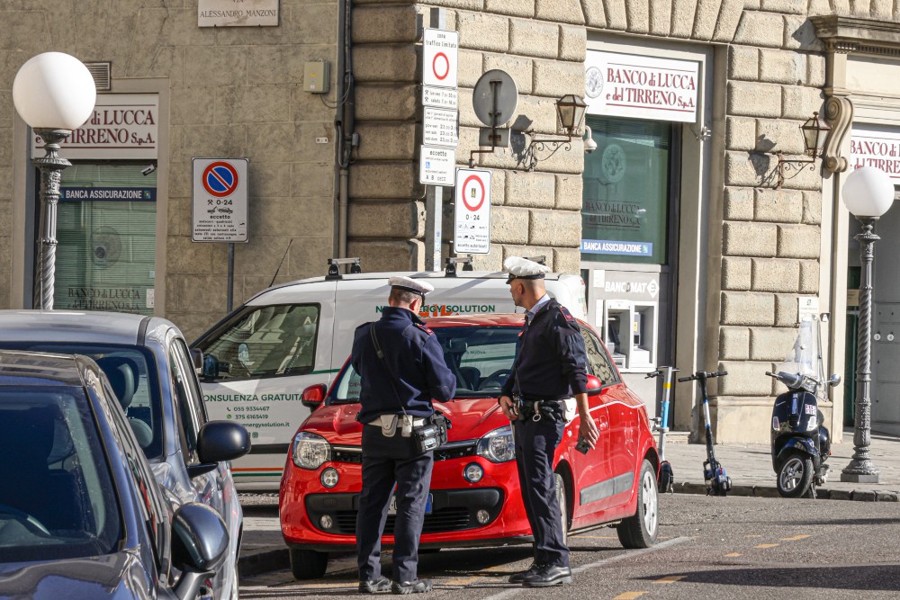 Firenze, parcheggi residenti: stalli gialli contro la sosta selvaggia