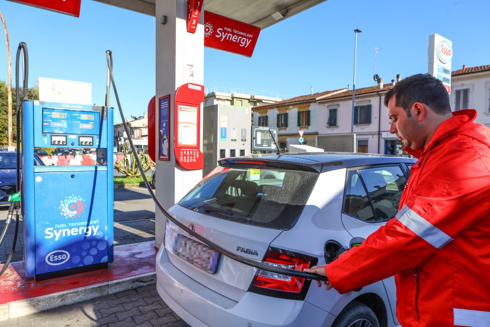 Caro carburante a Firenze: la benzina supera i 2 euro al litro